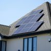 Casă cu panouri fotovoltaice pentru backup trifazat și alimentarea consumatorilor esențiali