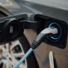 Conector de încărcare cuplat la o mașină electrică, pentru ghidul despre surplusul fotovoltaic