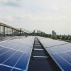 Panouri fotovoltaice montate pe acoperiș, pentru analiza orientării est-vest și sud