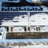 Panouri fotovoltaice pe un acoperiș cu zăpadă, context pentru instalarea bateriei iarna