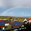Panouri fotovoltaice montate pe acoperișuri înclinate, imagine ilustrativă pentru alegerea modulelor bifaciale